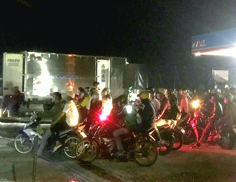 Cà Mau hoãn nới lỏng giãn cách vì người dân về quá đông - Ảnh 1. Cà Mau hoãn nới lỏng giãn cách vì người dân về quá đông - Ảnh 1.