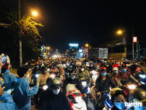 Tối 3-10, hàng ngàn người dân tiếp tục về miền Tây - Ảnh 2. Tối 3-10, hàng ngàn người dân tiếp tục về miền Tây - Ảnh 2.
