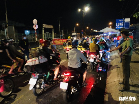 Tối 3-10, hàng ngàn người dân tiếp tục về miền Tây - Ảnh 3. Tối 3-10, hàng ngàn người dân tiếp tục về miền Tây - Ảnh 3.
