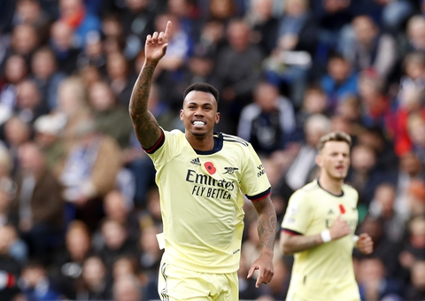 ‘Người nhện’ Ramsdale rực sáng, Arsenal hạ gục Leicester - Ảnh 1. ‘Người nhện’ Ramsdale rực sáng, Arsenal hạ gục Leicester - Ảnh 1.