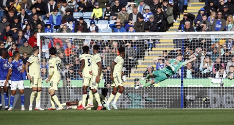 ‘Người nhện’ Ramsdale rực sáng, Arsenal hạ gục Leicester - Ảnh 3. ‘Người nhện’ Ramsdale rực sáng, Arsenal hạ gục Leicester - Ảnh 3.