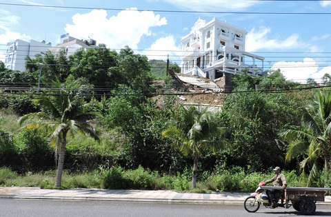 Hàng loạt vi phạm tại dự án sạt lở ở Hòn Rớ, chủ biệt thự đào núi xây thêm tầng hầm - Ảnh 1. Hàng loạt vi phạm tại dự án sạt lở ở Hòn Rớ, chủ biệt thự đào núi xây thêm tầng hầm - Ảnh 1.