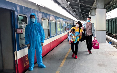 Từ 31-10, khách đi xe lửa chỉ khai báo y tế điện tử, không phải viết phiếu - Ảnh 1. Từ 31-10, khách đi xe lửa chỉ khai báo y tế điện tử, không phải viết phiếu - Ảnh 1.