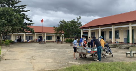 Hai học sinh tiểu học test nhanh dương tính, phong tỏa tại chỗ toàn trường - Ảnh 2. Hai học sinh tiểu học test nhanh dương tính, phong tỏa tại chỗ toàn trường - Ảnh 2.