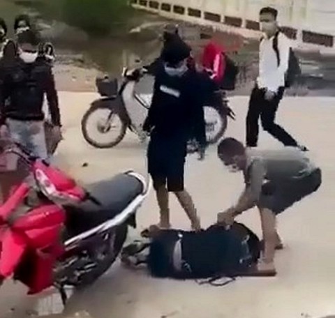 Nam sinh lớp 10 bị đánh dã man, đẩy xuống hố nước trước cổng trường - Ảnh 1. Nam sinh lớp 10 bị đánh dã man, đẩy xuống hố nước trước cổng trường - Ảnh 1.