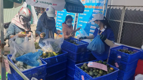 Dân Sài Gòn đổ đi mua tôm cá giảm giá, hàng hóa trang dịp Halloween ế ẩm - Ảnh 6. Dân Sài Gòn đổ đi mua tôm cá giảm giá, hàng hóa trang dịp Halloween ế ẩm - Ảnh 6.