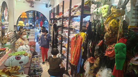 Dân Sài Gòn đổ đi mua tôm cá giảm giá, hàng hóa trang dịp Halloween ế ẩm - Ảnh 1. Dân Sài Gòn đổ đi mua tôm cá giảm giá, hàng hóa trang dịp Halloween ế ẩm - Ảnh 1.