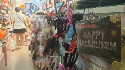 Dân Sài Gòn đổ đi mua tôm cá giảm giá, hàng hóa trang dịp Halloween ế ẩm - Ảnh 4. Dân Sài Gòn đổ đi mua tôm cá giảm giá, hàng hóa trang dịp Halloween ế ẩm - Ảnh 4.
