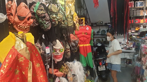 Dân Sài Gòn đổ đi mua tôm cá giảm giá, hàng hóa trang dịp Halloween ế ẩm - Ảnh 3. Dân Sài Gòn đổ đi mua tôm cá giảm giá, hàng hóa trang dịp Halloween ế ẩm - Ảnh 3.