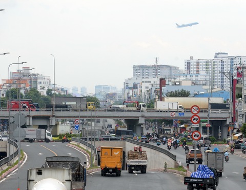 Vận tải lao đao với giá xăng dầu - Ảnh 1. Vận tải lao đao với giá xăng dầu - Ảnh 1.