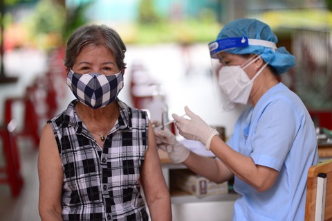 14.816 người thuộc nhóm nguy cơ chưa tiêm vắc xin, TP.HCM đang ‘khẩn trương thuyết phục’ - Ảnh 1. 14.816 người thuộc nhóm nguy cơ chưa tiêm vắc xin, TP.HCM đang ‘khẩn trương thuyết phục’ - Ảnh 1.