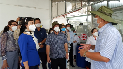 Phó chủ tịch TP.HCM ấn tượng khi được chủ tịch Long An đưa xuồng tham quan Cánh đồng bất tận - Ảnh 2. Phó chủ tịch TP.HCM ấn tượng khi được chủ tịch Long An đưa xuồng tham quan Cánh đồng bất tận - Ảnh 2.