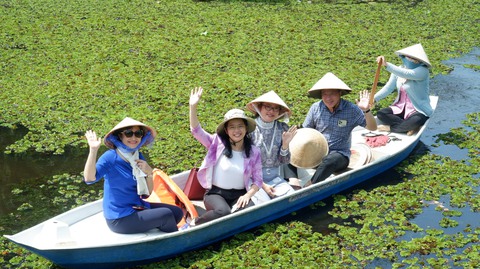 Phó chủ tịch TP.HCM ấn tượng khi được chủ tịch Long An đưa xuồng tham quan Cánh đồng bất tận - Ảnh 1. Phó chủ tịch TP.HCM ấn tượng khi được chủ tịch Long An đưa xuồng tham quan Cánh đồng bất tận - Ảnh 1.