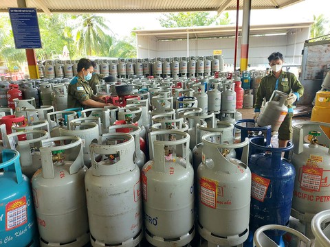 Từ ngày mai 1-11, giá gas bán lẻ sẽ trên 500.000 đồng mỗi bình 12kg - Ảnh 1. Từ ngày mai 1-11, giá gas bán lẻ sẽ trên 500.000 đồng mỗi bình 12kg - Ảnh 1.