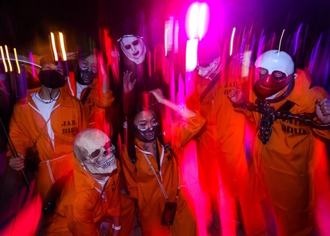 Đủ sắc màu thế giới mừng lễ hội hóa trang Halloween - Ảnh 9. Đủ sắc màu thế giới mừng lễ hội hóa trang Halloween - Ảnh 9.