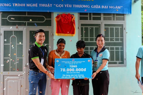 Nghệ sĩ xiếc Giang Quốc Cơ xúc động nhận bằng cử nhân - Ảnh 3. Nghệ sĩ xiếc Giang Quốc Cơ xúc động nhận bằng cử nhân - Ảnh 3.