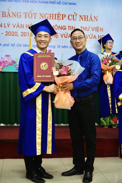 Nghệ sĩ xiếc Giang Quốc Cơ xúc động nhận bằng cử nhân - Ảnh 1. Nghệ sĩ xiếc Giang Quốc Cơ xúc động nhận bằng cử nhân - Ảnh 1.