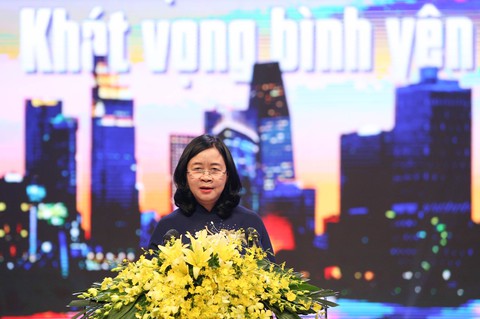Việt Nam - Khát vọng bình yên - tôn vinh tuyến đầu chống dịch - Ảnh 3. Việt Nam - Khát vọng bình yên - tôn vinh tuyến đầu chống dịch - Ảnh 3.
