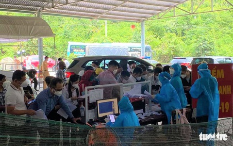 Lượng người lên Đà Lạt tăng đột biến, chốt kiểm soát cửa ngõ Lâm Đồng quá tải - Ảnh 3. Lượng người lên Đà Lạt tăng đột biến, chốt kiểm soát cửa ngõ Lâm Đồng quá tải - Ảnh 3.