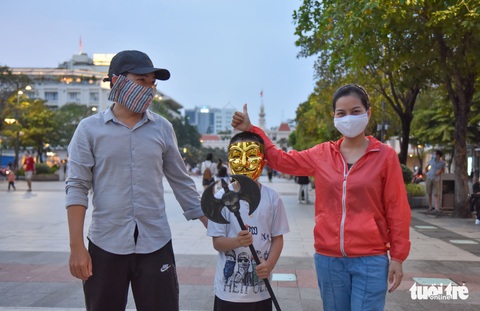 Bạn trẻ TP.HCM vui Halloween không quên phòng dịch COVID-19 - Ảnh 10. Bạn trẻ TP.HCM vui Halloween không quên phòng dịch COVID-19 - Ảnh 10.
