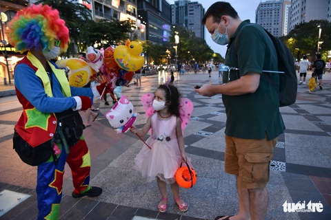 Bạn trẻ TP.HCM vui Halloween không quên phòng dịch COVID-19 - Ảnh 11. Bạn trẻ TP.HCM vui Halloween không quên phòng dịch COVID-19 - Ảnh 11.
