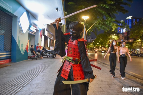 Bạn trẻ TP.HCM vui Halloween không quên phòng dịch COVID-19 - Ảnh 1. Bạn trẻ TP.HCM vui Halloween không quên phòng dịch COVID-19 - Ảnh 1.