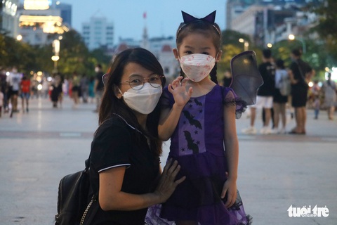 Bạn trẻ TP.HCM vui Halloween không quên phòng dịch COVID-19 - Ảnh 4. Bạn trẻ TP.HCM vui Halloween không quên phòng dịch COVID-19 - Ảnh 4.