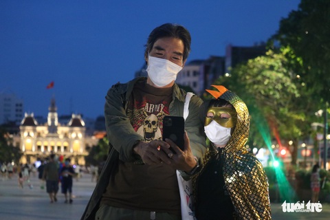 Bạn trẻ TP.HCM vui Halloween không quên phòng dịch COVID-19 - Ảnh 5. Bạn trẻ TP.HCM vui Halloween không quên phòng dịch COVID-19 - Ảnh 5.