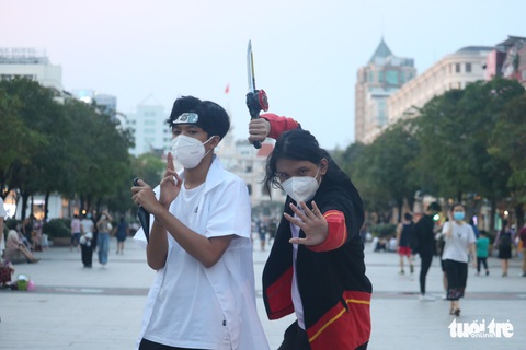 Bạn trẻ TP.HCM vui Halloween không quên phòng dịch COVID-19 - Ảnh 6. Bạn trẻ TP.HCM vui Halloween không quên phòng dịch COVID-19 - Ảnh 6.