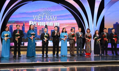 Việt Nam - Khát vọng bình yên - tôn vinh tuyến đầu chống dịch - Ảnh 1. Việt Nam - Khát vọng bình yên - tôn vinh tuyến đầu chống dịch - Ảnh 1.