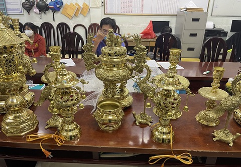 Bắt băng nhóm trộm cắp đồ thờ cúng ở quận Tân Bình - Ảnh 1. Bắt băng nhóm trộm cắp đồ thờ cúng ở quận Tân Bình - Ảnh 1.