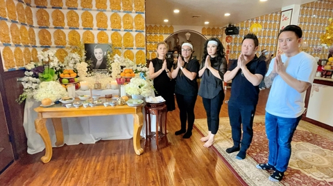 Nghệ sĩ hải ngoại chia buồn cùng gia đình Phi Nhung trong cúng thất đầu tiên tại Mỹ - Ảnh 1. Nghệ sĩ hải ngoại chia buồn cùng gia đình Phi Nhung trong cúng thất đầu tiên tại Mỹ - Ảnh 1.