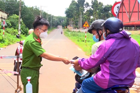 Lãnh đạo Đồng Nai yêu cầu ‘tính toán việc đi lại cho dân’ để phục hồi sản xuất - Ảnh 1. Lãnh đạo Đồng Nai yêu cầu ‘tính toán việc đi lại cho dân’ để phục hồi sản xuất - Ảnh 1.