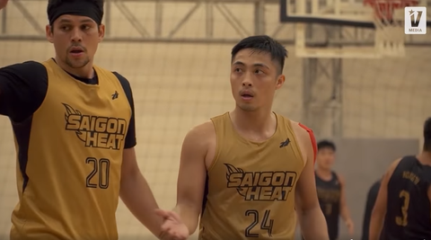 ‘Nam vương’ Thái Lan Kevin Dasom ngó lơ đồng đội Lê Quang - Ảnh 1. ‘Nam vương’ Thái Lan Kevin Dasom ngó lơ đồng đội Lê Quang - Ảnh 1.