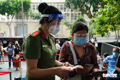 Sau giãn cách, người dân TP.HCM đổ xô đi làm hộ chiếu - Ảnh 1. Sau giãn cách, người dân TP.HCM đổ xô đi làm hộ chiếu - Ảnh 1.