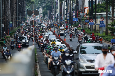 Đường sá TP.HCM đông nghịt như thời chưa giãn cách - Ảnh 2. Đường sá TP.HCM đông nghịt như thời chưa giãn cách - Ảnh 2.
