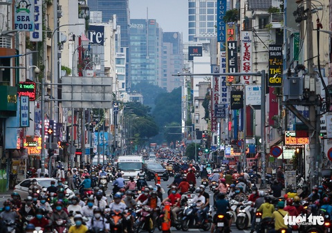 Đường sá TP.HCM đông nghịt như thời chưa giãn cách - Ảnh 1. Đường sá TP.HCM đông nghịt như thời chưa giãn cách - Ảnh 1.