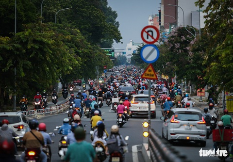 Đường sá TP.HCM đông nghịt như thời chưa giãn cách - Ảnh 4. Đường sá TP.HCM đông nghịt như thời chưa giãn cách - Ảnh 4.