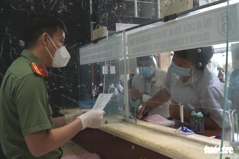 Sau giãn cách, người dân TP.HCM đổ xô đi làm hộ chiếu - Ảnh 3. Sau giãn cách, người dân TP.HCM đổ xô đi làm hộ chiếu - Ảnh 3.