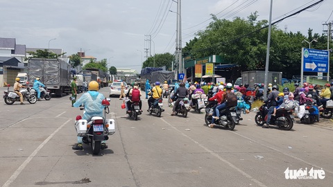 Hàng chục ngàn người tiếp tục về quê, các tỉnh loay hoay lo cơm nước - Ảnh 3. Hàng chục ngàn người tiếp tục về quê, các tỉnh loay hoay lo cơm nước - Ảnh 3.