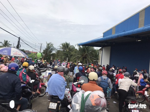Hàng chục ngàn người tiếp tục về quê, các tỉnh loay hoay lo cơm nước - Ảnh 2. Hàng chục ngàn người tiếp tục về quê, các tỉnh loay hoay lo cơm nước - Ảnh 2.