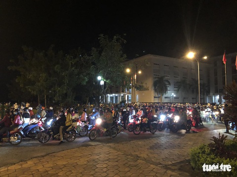 Hàng chục ngàn người tiếp tục về quê, các tỉnh loay hoay lo cơm nước - Ảnh 1. Hàng chục ngàn người tiếp tục về quê, các tỉnh loay hoay lo cơm nước - Ảnh 1.