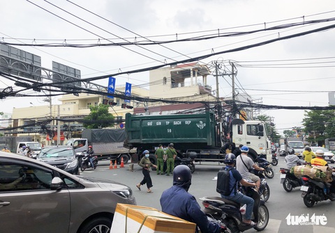 Hai xe máy va chạm, một người bị xe rác chạy cùng chiều cán chết - Ảnh 1. Hai xe máy va chạm, một người bị xe rác chạy cùng chiều cán chết - Ảnh 1.