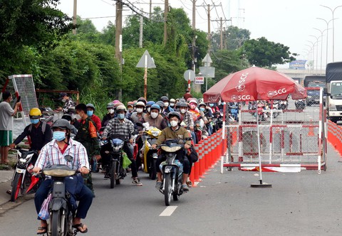 Đi lại giữa các tỉnh thành: TP.HCM hỏi, các tỉnh xin sớm trả lời! - Ảnh 1. Đi lại giữa các tỉnh thành: TP.HCM hỏi, các tỉnh xin sớm trả lời! - Ảnh 1.