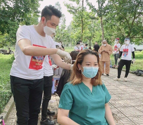 Nguyễn Phi Hùng: Lạc quan là liều vắc xin tốt nhất - Ảnh 1. Nguyễn Phi Hùng: Lạc quan là liều vắc xin tốt nhất - Ảnh 1.