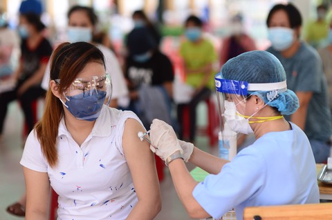 TP.HCM: Cơ sở sản xuất, kinh doanh phải tiếp tục tiêm vắc xin đầy đủ cho người lao động - Ảnh 1. TP.HCM: Cơ sở sản xuất, kinh doanh phải tiếp tục tiêm vắc xin đầy đủ cho người lao động - Ảnh 1.