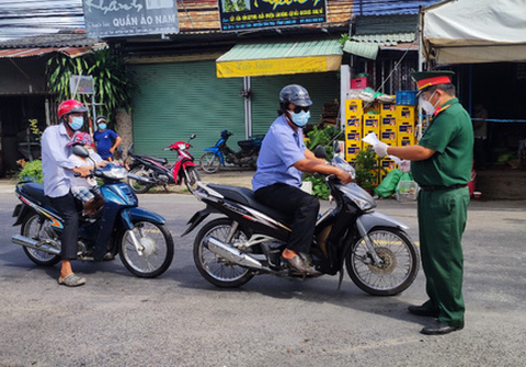 Long An đồng ý lao động thẻ xanh COVID-19 đi về các tỉnh, thành khác hằng ngày - Ảnh 1. Long An đồng ý lao động thẻ xanh COVID-19 đi về các tỉnh, thành khác hằng ngày - Ảnh 1.