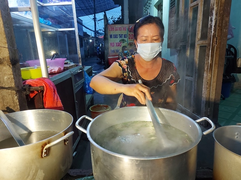 Dùng hết thịt, củ dự trữ trong nhà nấu ăn cho bà con về quê - Ảnh 1. Dùng hết thịt, củ dự trữ trong nhà nấu ăn cho bà con về quê - Ảnh 1.