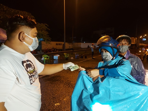 Dùng hết thịt, củ dự trữ trong nhà nấu ăn cho bà con về quê - Ảnh 5. Dùng hết thịt, củ dự trữ trong nhà nấu ăn cho bà con về quê - Ảnh 5.