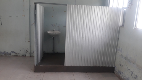 Sóc Trăng cấp tốc xây nhà vệ sinh trong lớp học dành cho người cách ly - Ảnh 1. Sóc Trăng cấp tốc xây nhà vệ sinh trong lớp học dành cho người cách ly - Ảnh 1.